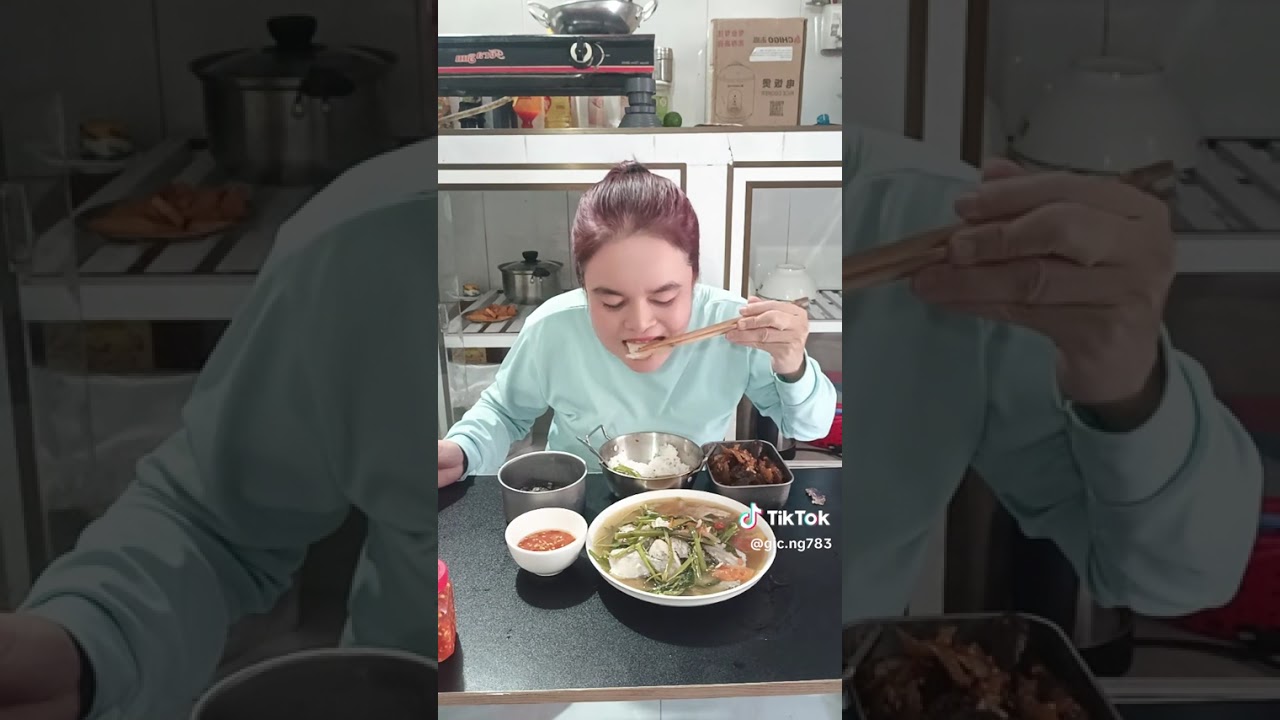 Cô Tư mời mấy bà nội việt nam ăn cơm 🍚