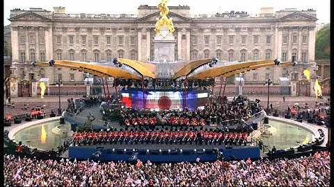 Robbie Williams "Let me Entertain you"  The Queens Party outside Buckingham Palace concert HD