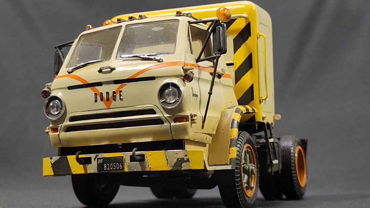 リンドバーグ　プラモデル　1/25 ダッジ　L-700 Amazon.com: Lindberg 1:25 Scale 1969 Dodge L-700 Tilt Cab