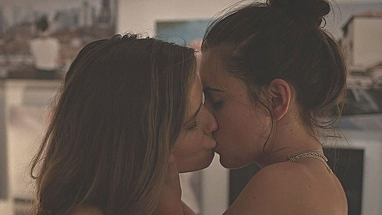 Sophia bush lesbian kiss