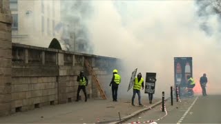 "Gilets jaunes": à Nantes, des projectiles contre la préfecture