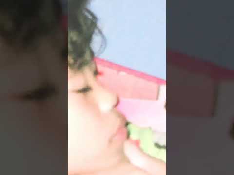 kakak nya terlalu Jaill😂adik tidur kok di fidiyoin😅😁
