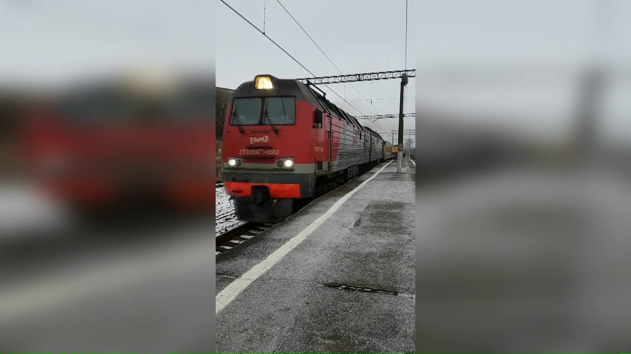 2ТЭ25КМ-0012 с лабораторным поездом проезжает по станции Азарово ...