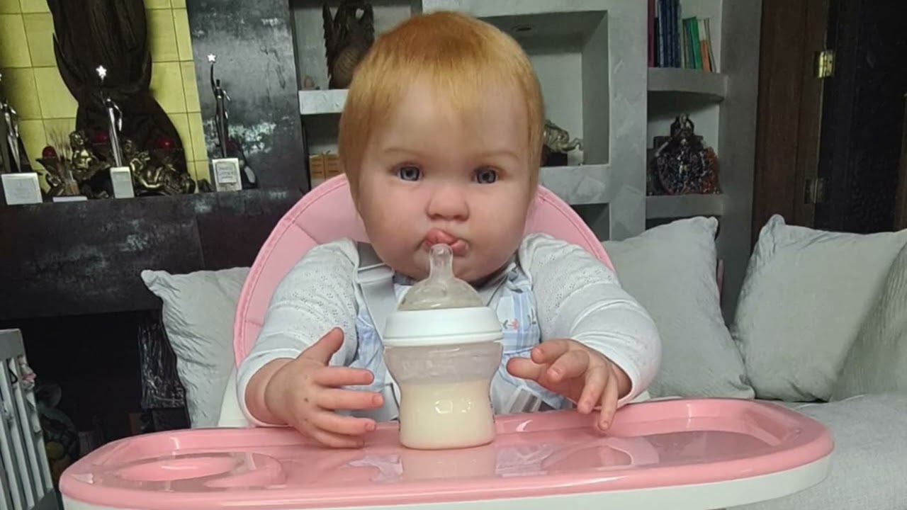 Hermosa bebé Maddie viaja con su mami