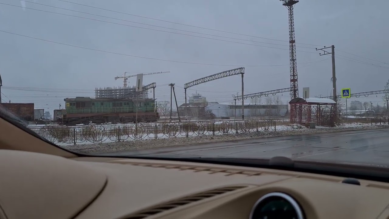 ТЕПЛОВОЗ ЧМЭ3-5294 С ПРИВЕТЛИВОЙ ЛОКОМОТИВНОЙ БРИГАДОЙ ТИФОН ГУДОК ГРОМКИЙ С ГРУЗОВЫМ ПОЕЗДОМ