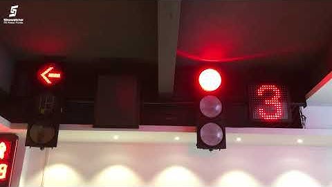 The signal lights are displayed in the exhibition hall of Sinowatcher Company.