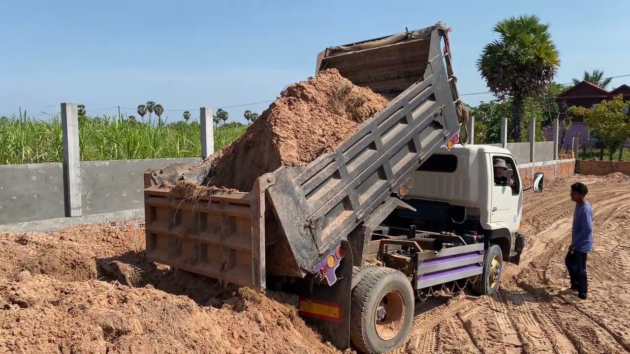 You Won’t Believe How Fast This Dump Truck Unloads! 😲