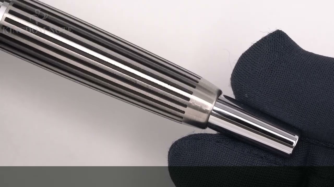 PILOT 万年筆 キャップレス C-400BS ストライプ蝕刻 細字 - YouTube
