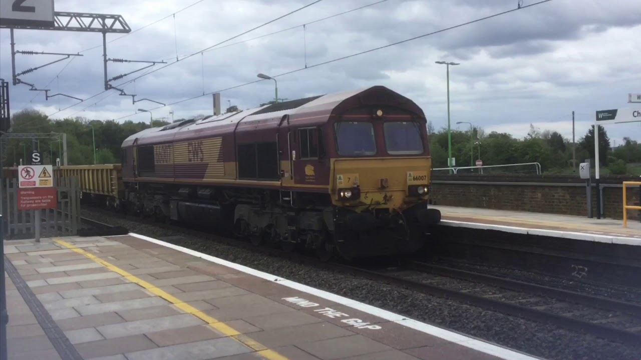 Class 66007 on platform 1 at Cheddington Station