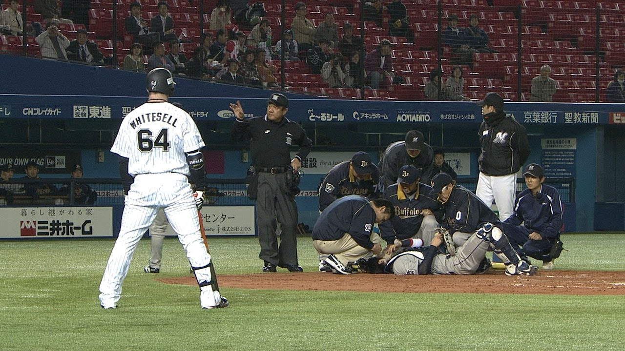 強振したバットが頭部直撃 オリックス伊藤は起き上がれず 4月12日
