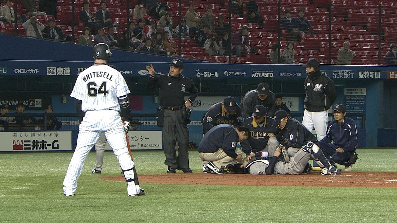 強振したバットが頭部直撃 オリックス伊藤は起き上がれず 4月12日