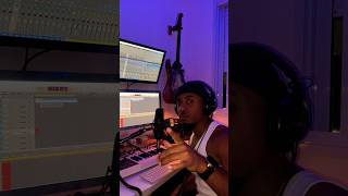 Brincando de música, vamos de Daniel Caesar.