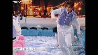 【Ding Chengxin】Our fox and a giant panda taking a tumble, perfectly synchronized 脚滑的狐狸和脚滑的大熊猫，都爱面儿