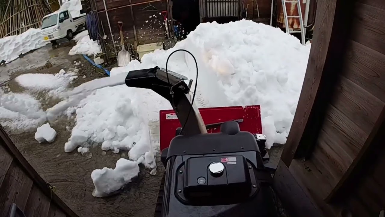 雪降ろし後　屋根が折れた