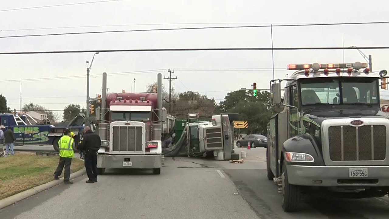 Overturned truck causes congestion - YouTube