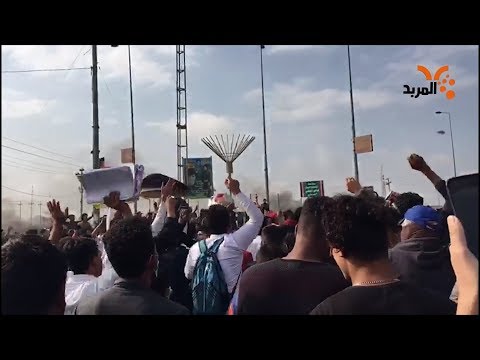 طلبة مدارس في الزبير يشاركون في التظاهرات امام مدخل منطقة البرجسية المربد