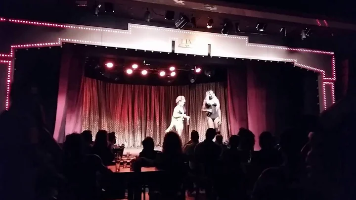 Leandra Leal & Oma Queen no Rival Rebolado