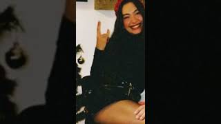 Nesli̇han Atagül Yeni̇ Yilda Eşi̇ni̇n Kucağinda Gi̇rdi̇ Maai̇le Eğlenceli̇ Pozlar