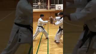 決意の板割り！『まがった市政を叩き割る！』