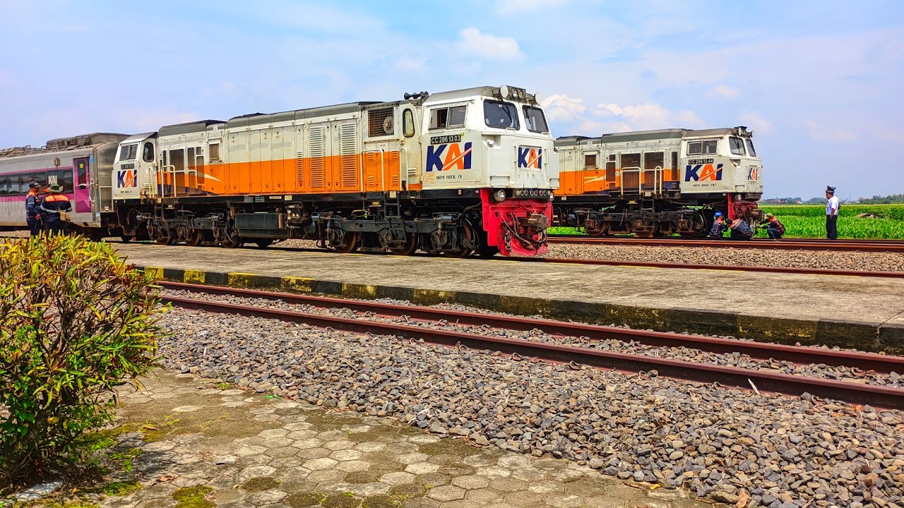 Kejadian Tak Terduga KA 18 ARGO SEMERU Menemper Sepeda Motor Sehingga BLB Di Stasiun Larangan