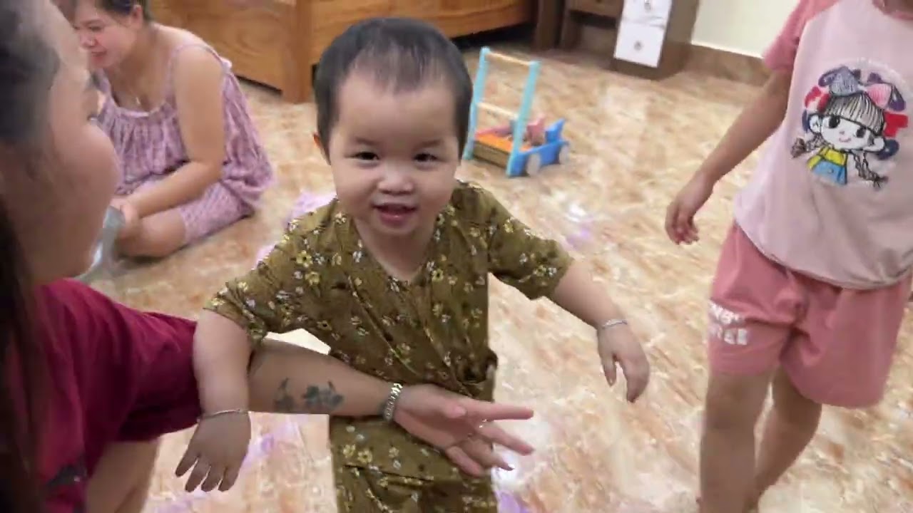 Mẹ sen mua quần áo cho thối đi học