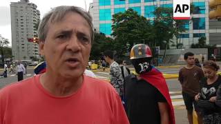 Oposición venezolana bloquea caminos como protesta