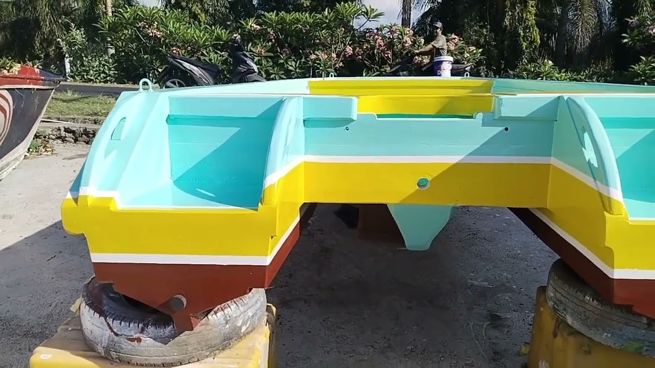Perahu Dengan model Katamaran dua Lambung P 4.3 x L 2.1 meter