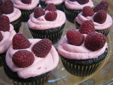 chocolate-cupcakes-with-vanilla-cream-filling-and-raspberry-buttercream