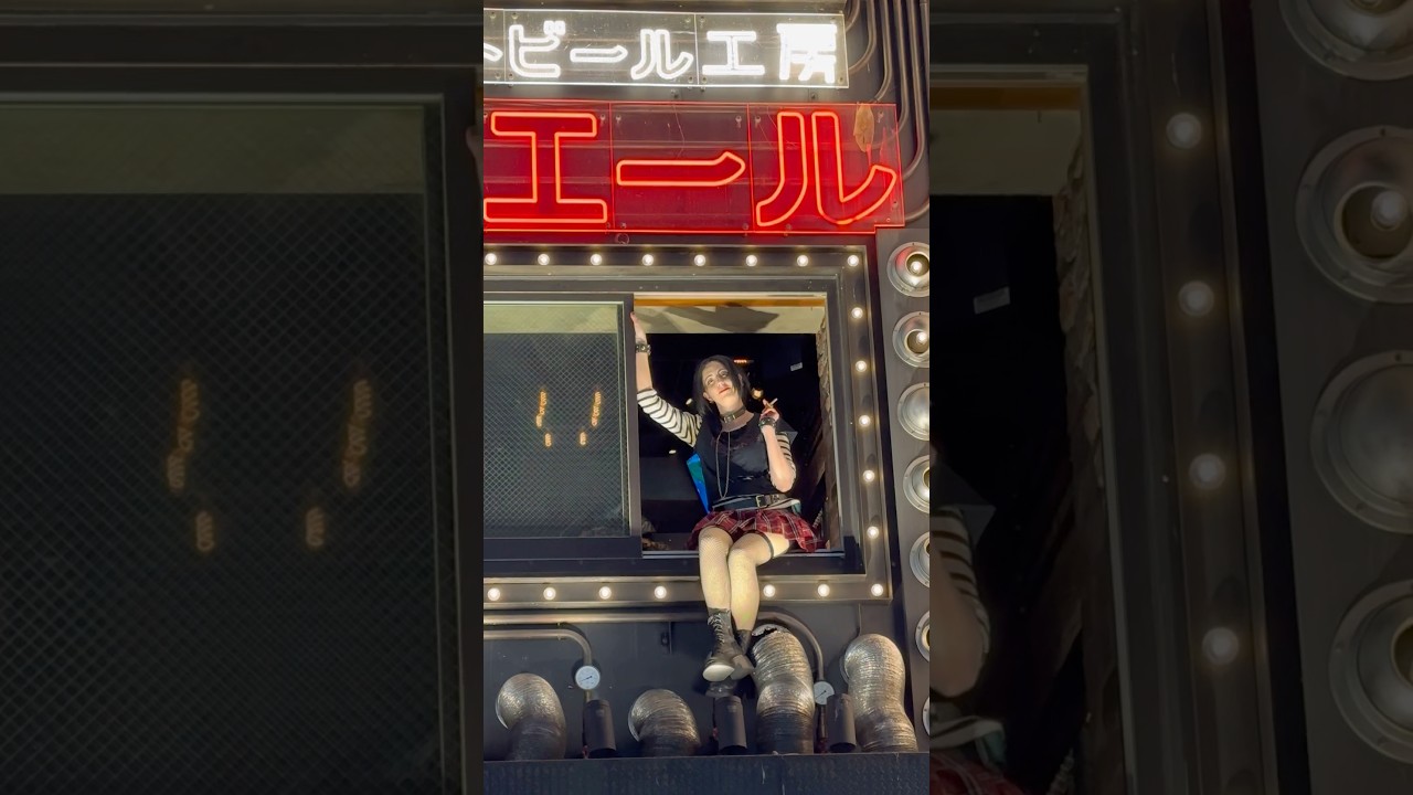 REAL!? NANA Osaki at the window of Shinjuku bar in Tokyo | ふと見上げると新宿バーの窓にNANA 大崎ナナが座っていた