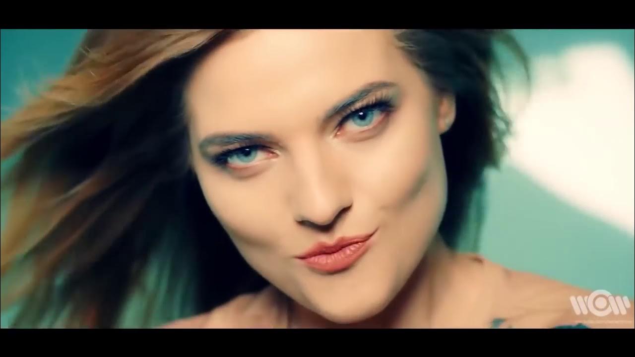 Ее глаза поет девушка. T1one альбомы. Девушка исполняет романс под гитару. Девушка поет каверы. Ее глаза поет девушка.