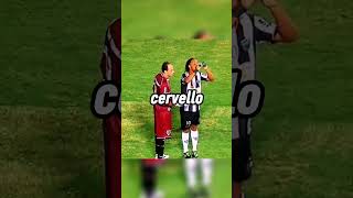 Chiese l’acqua al portiere per ingannarlo: crimine calcistico puro 😂 #Ronaldinho #Calcio #Shorts