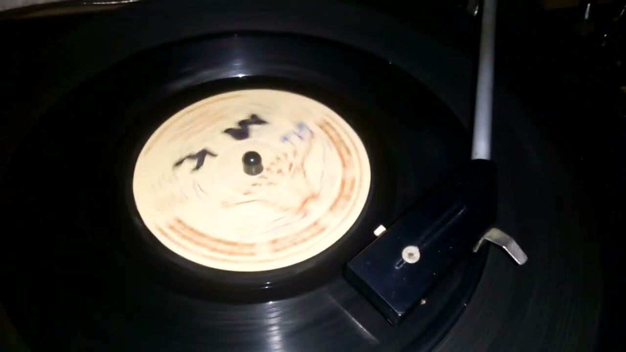 JOLLY BOYS BAND.KINDA EMA BIYE GEDOGO 06 SIDE B. ABICH PILLY. BY PETER MTOTO WA ALEGO.