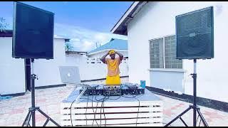 Angalia vibe la dj Ally B kwenye mixer utapenda