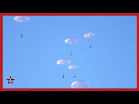 Полторы тысячи десантников высадились с парашютами в Костромской области