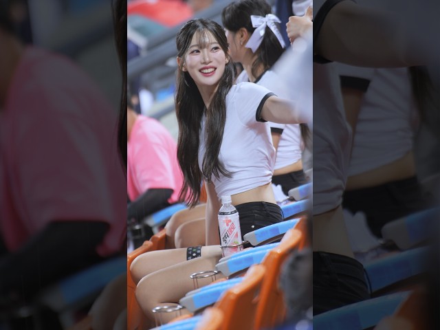 어깨에 붙은 팅커벨 벌레를 맨손으로 치워주는 권가영 치어리더에게 엄지척하는 계유진 치어리더 (260527 직캠 KT 위즈, Kye Yujin Cheerleader KT Wiz)