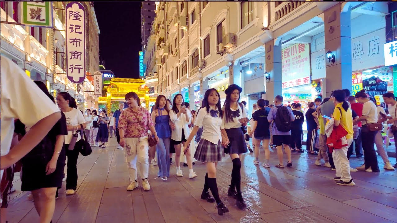 A night walking tour of China's most famous Qilou building cluster.Wuzhou