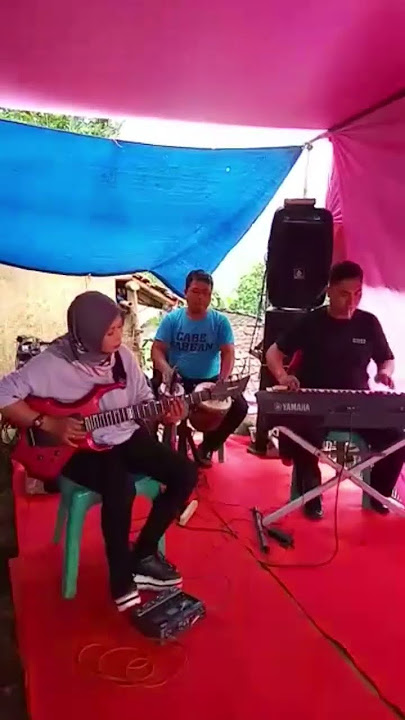 gitaris cewek berjilbab dari Garut utara- kristal putih- cover- cipta nada