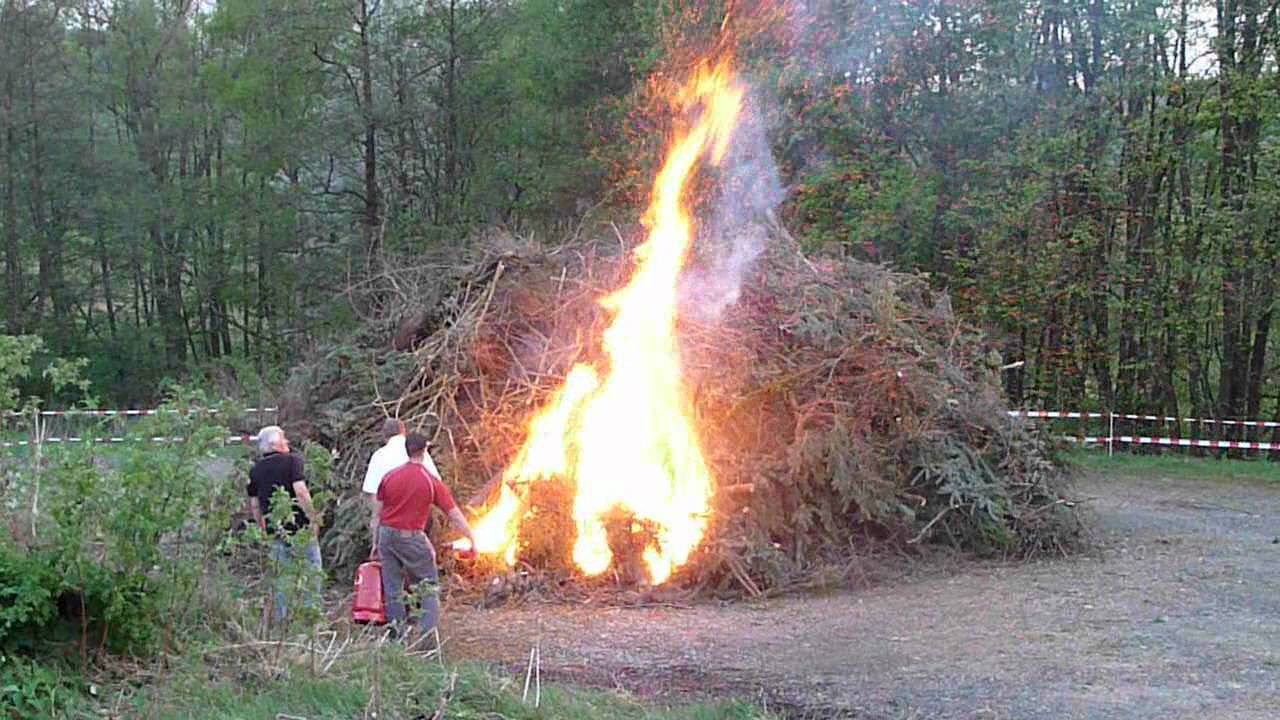 Osterfeuer 2011 in Helsa-Wickenrode - Ansprache des VFR, Bürgermeister, anzünden