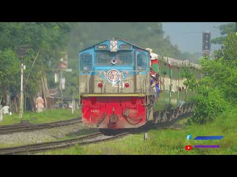 Speed, Comfort & Beauty 🚆 | Parabat Express on the Run