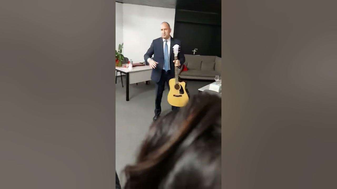 РУМЕН РАДЕВ ПЕЕ И СВИРИ НА КИТАРА - YouTube