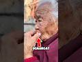 Walaupun Udah Gak Punya Gigi, Nenek ini Tetap Berusaha Keras Makan Strawberry 🍓