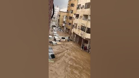 شاهدI السيول تجرف السيارات في مكة المكرمة