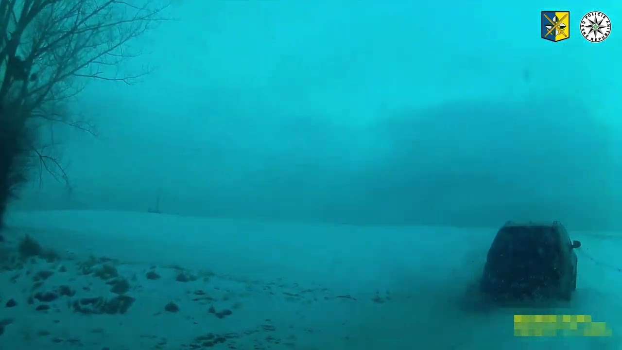 VYHÝBAL SE NÁSTUPU DO VĚZENÍ A UJÍŽDĚL POLICISTŮM