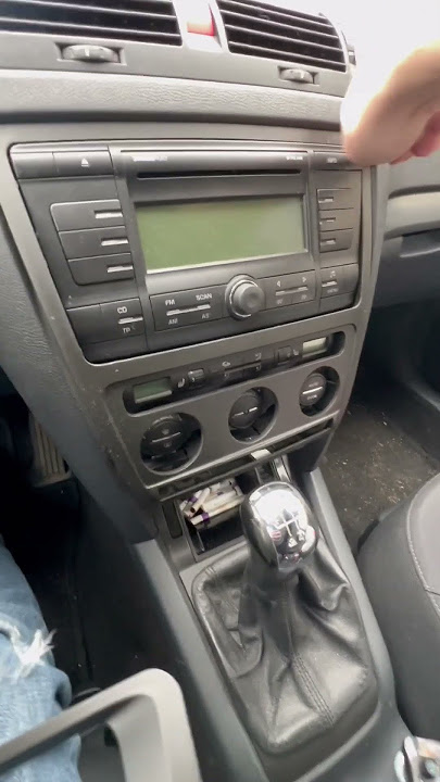 How to remove original radio headunit Skoda Octavia 2
