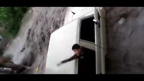 لحظة غرق عائلة فى السيول .. وهي تجري بهم في موج كالجبال .. تلاوة خاشعة مبكية تقشعر لها الابدان