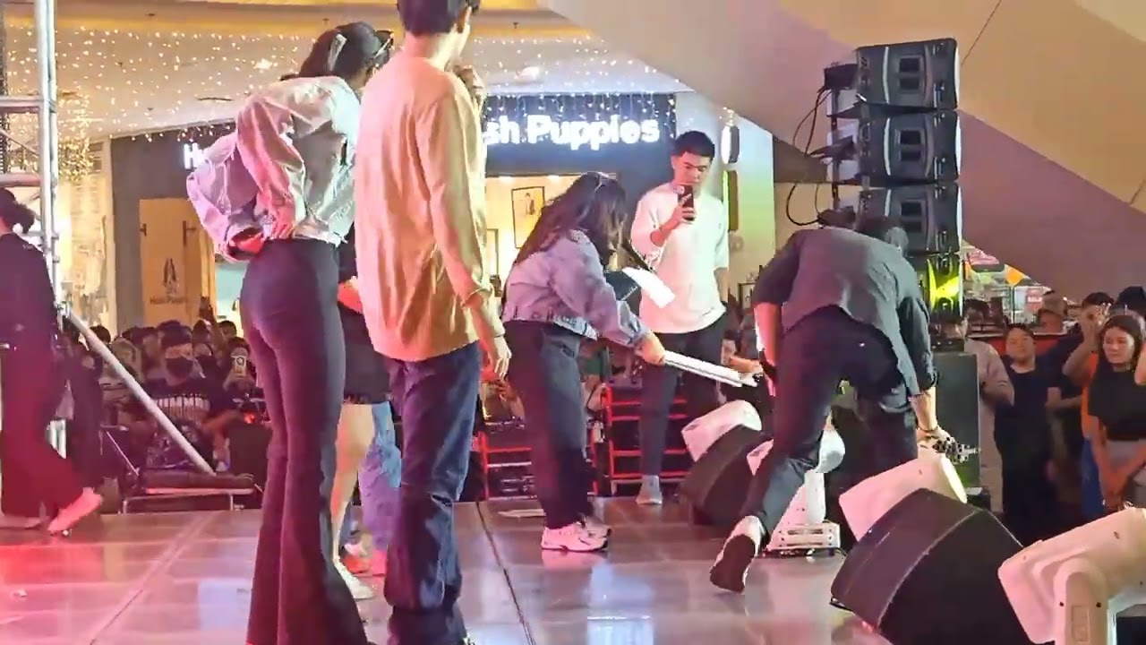 Five break ups and Romance Mall tour @ Vistamall Taguig Alden Richard at Julia Montes