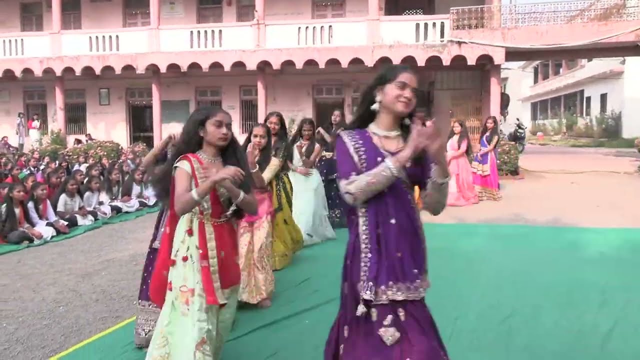 Madhyamik gram shala na students દ્વારા ટ્રાફિક awareness na ગીત પર ગરબા Dance રજૂ કર્યો.