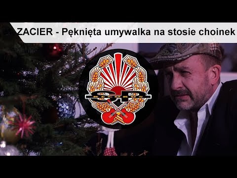 Pęknięta umywalka na stosie choinek