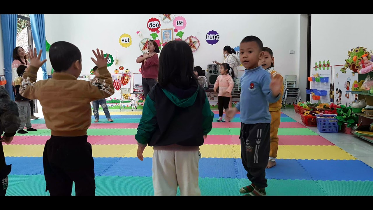 Hát và vận động: Cô và mẹ