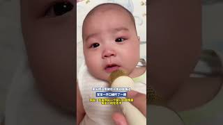 家长把话筒放在人类幼崽嘴边，宝宝一开口被吓了一跳